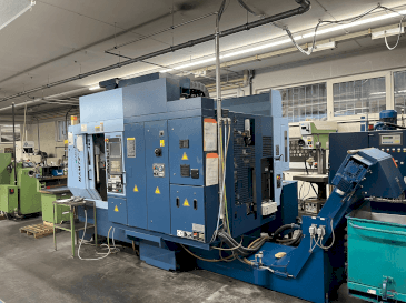 Widok z przodu maszyny Matsuura MAM72-25V