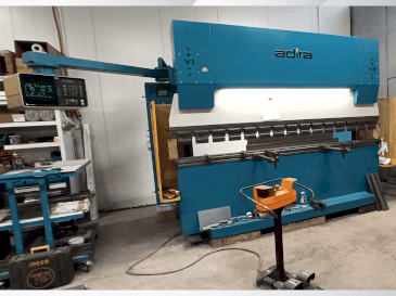 Widok z przodu maszyny ADIRA QIH-11030 DNC CR