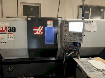 Widok z przodu maszyny HAAS ST-30