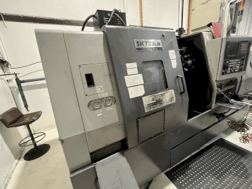 Widok z przodu maszyny Hyundai Kia SKT 28 LM