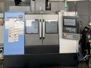 Widok z przodu maszyny DOOSAN DNM 4500