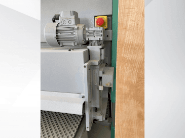 Widok z przodu maszyny Kundig Brilliant-3 1300mm-RRPd