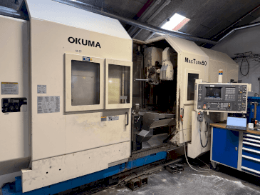 Widok z przodu maszyny Okuma MacTurn 50