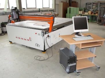 Widok z przodu maszyny MLM Ploter CNC