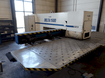 Widok z przodu maszyny LVD DELTA 1500 LB
