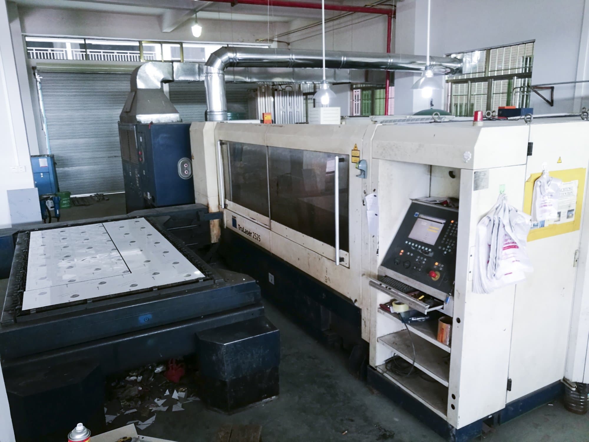 Widok z prawej maszyny Trumpf TruLaser 2525