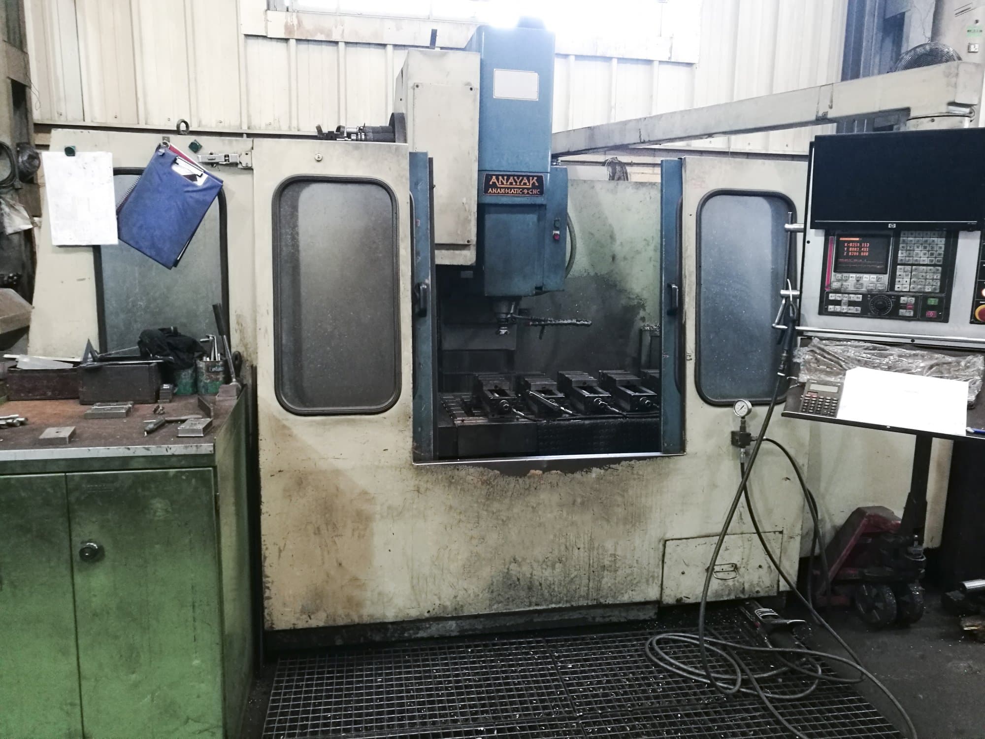 Widok z przodu maszyny ANAYAK ANAK MATIC-9 CNC