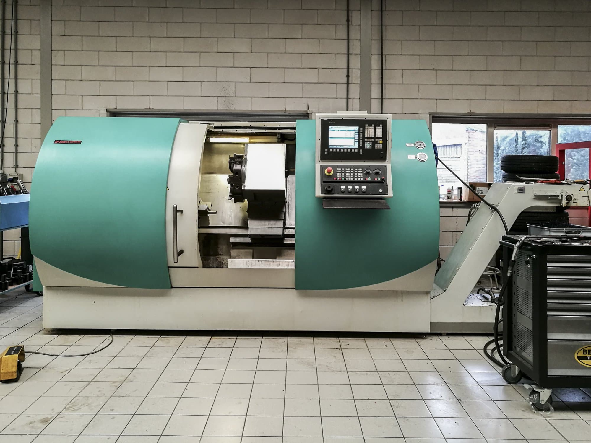 Widok z przodu maszyny TRENS SBL 500 CNC