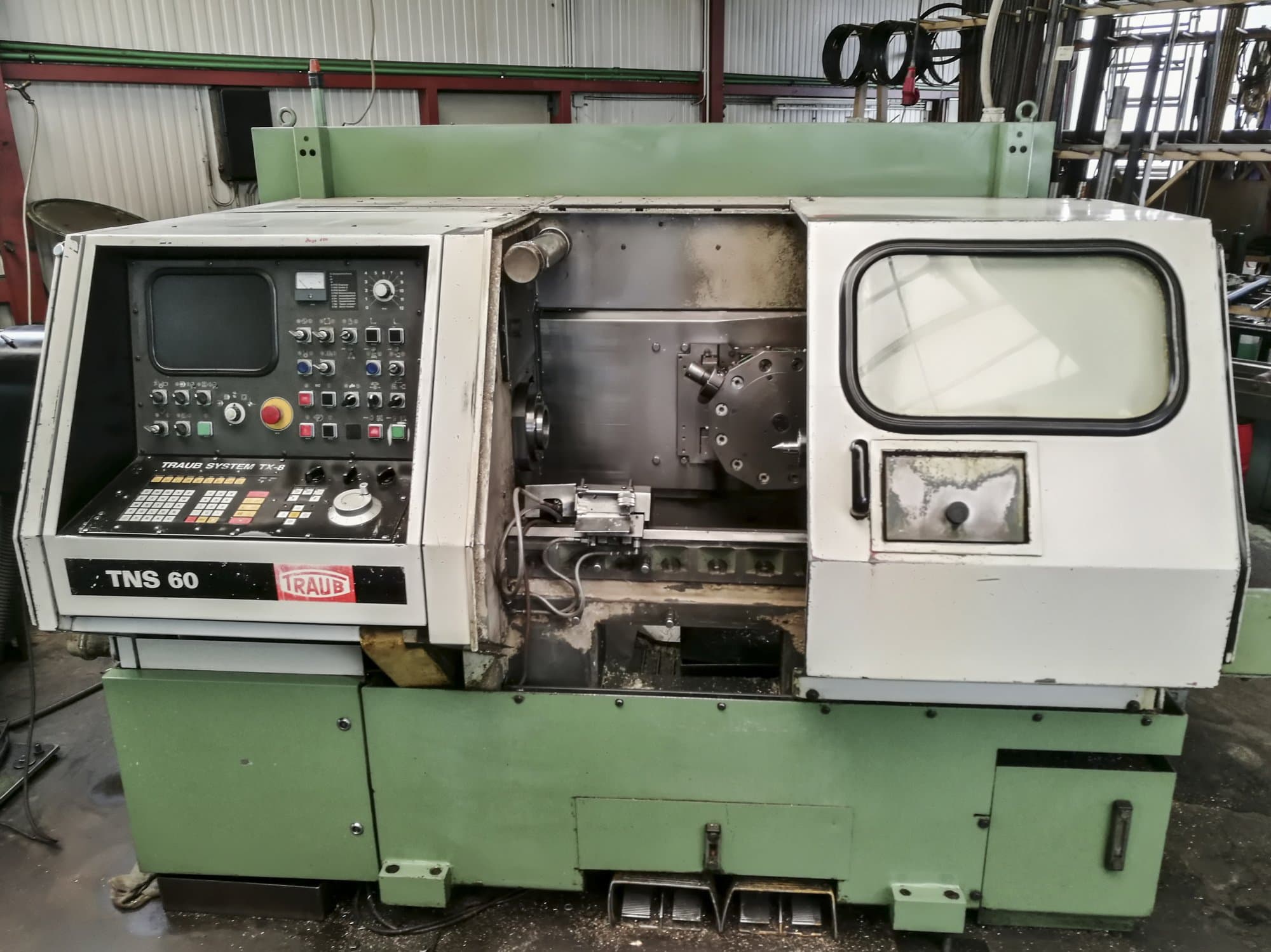 Widok z przodu maszyny TRAUB TNS 60