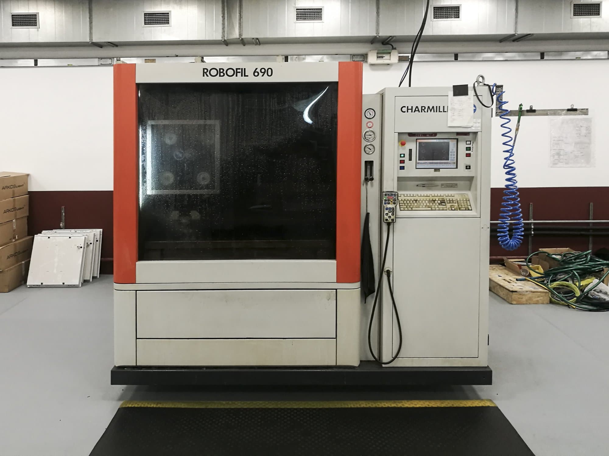 Widok z przodu maszyny CHARMILLES ROBOFIL 690