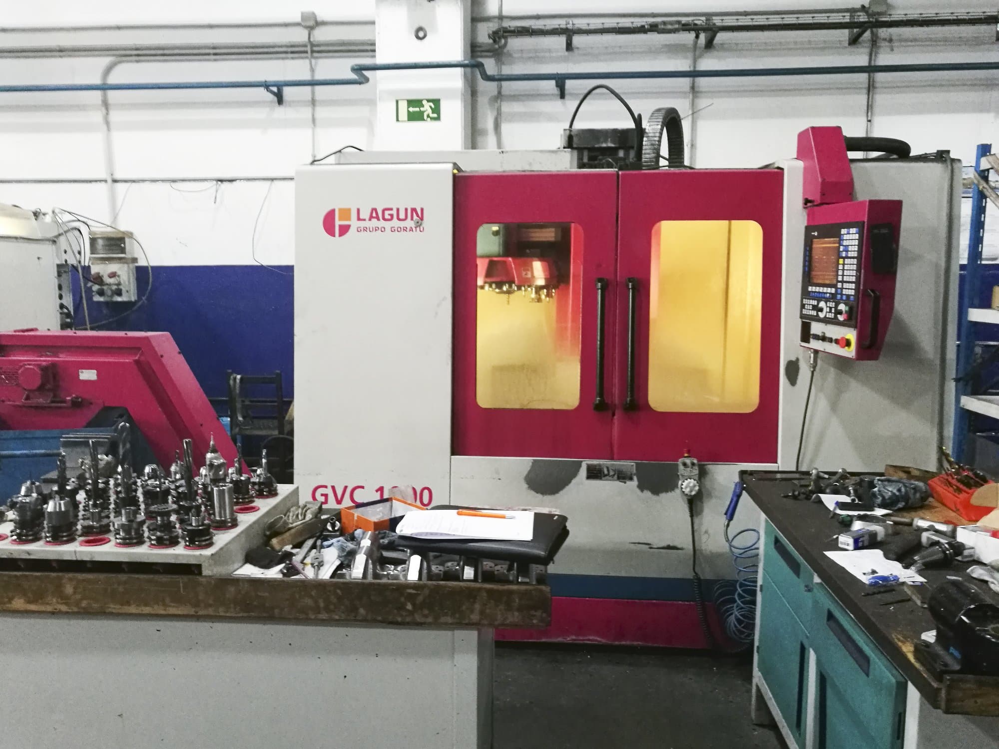 Widok z przodu maszyny Lagun GVC 1000