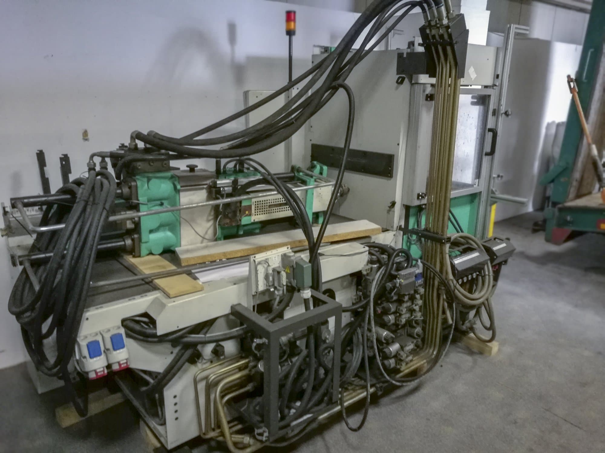 Widok z przodu maszyny Arburg 420C 800-250