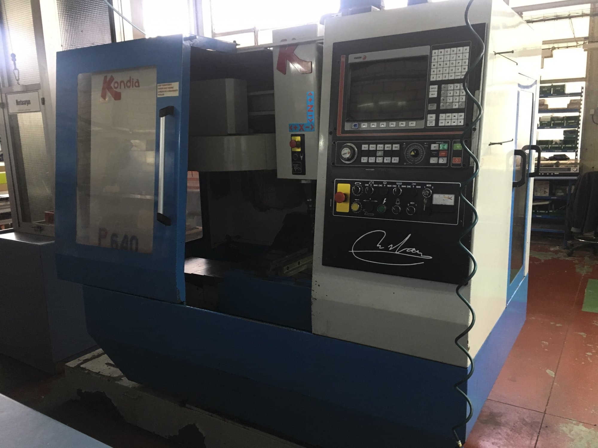 Widok z prawej maszyny KONDIA B-640