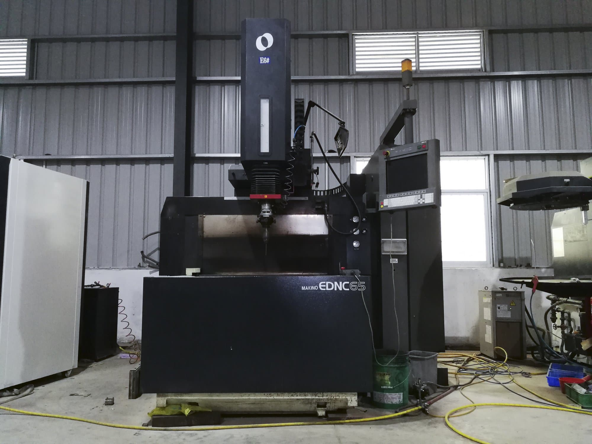 Widok z przodu maszyny Makino EDNC65