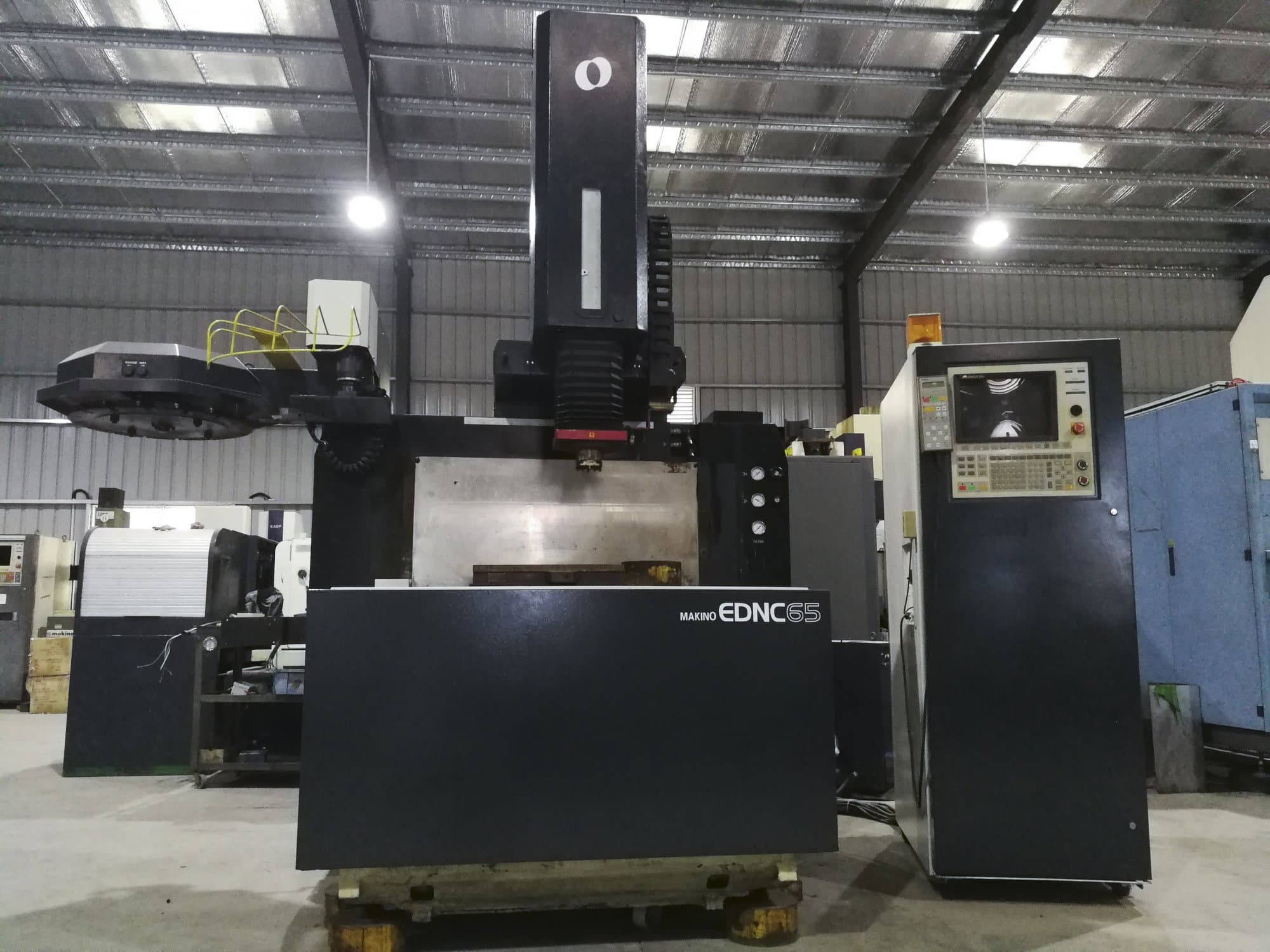 Widok z przodu maszyny Makino EDNC65