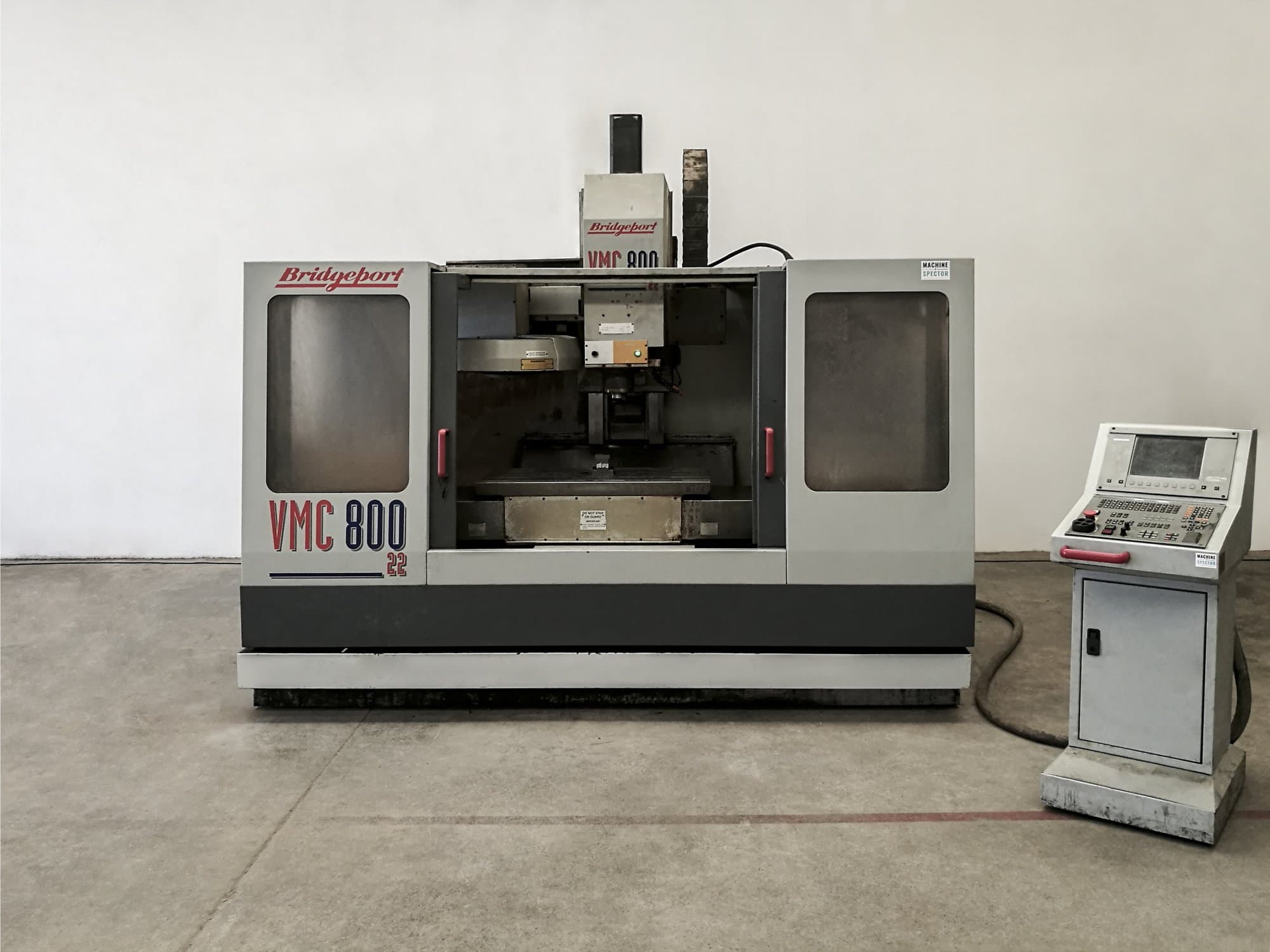 Widok z przodu maszyny Bridgeport VMC 800.22