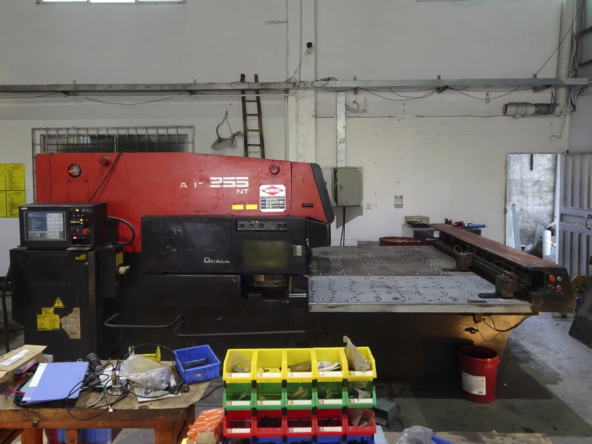 Widok z przodu maszyny AMADA ARIES 255NT