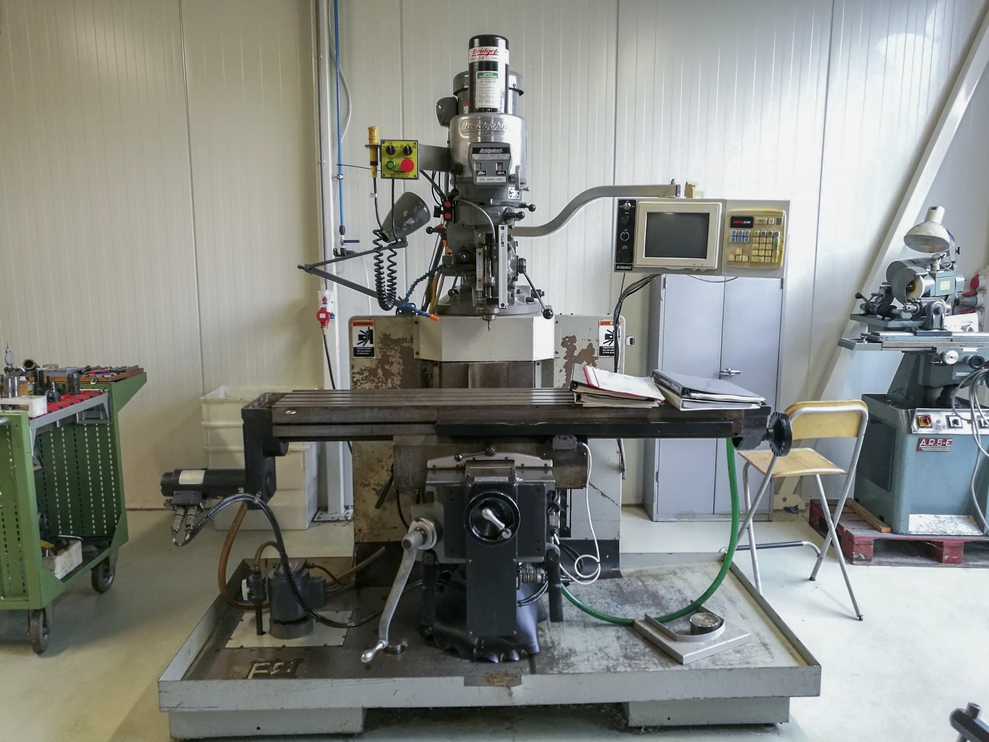 Widok z przodu maszyny Bridgeport EZ TRAK DX II