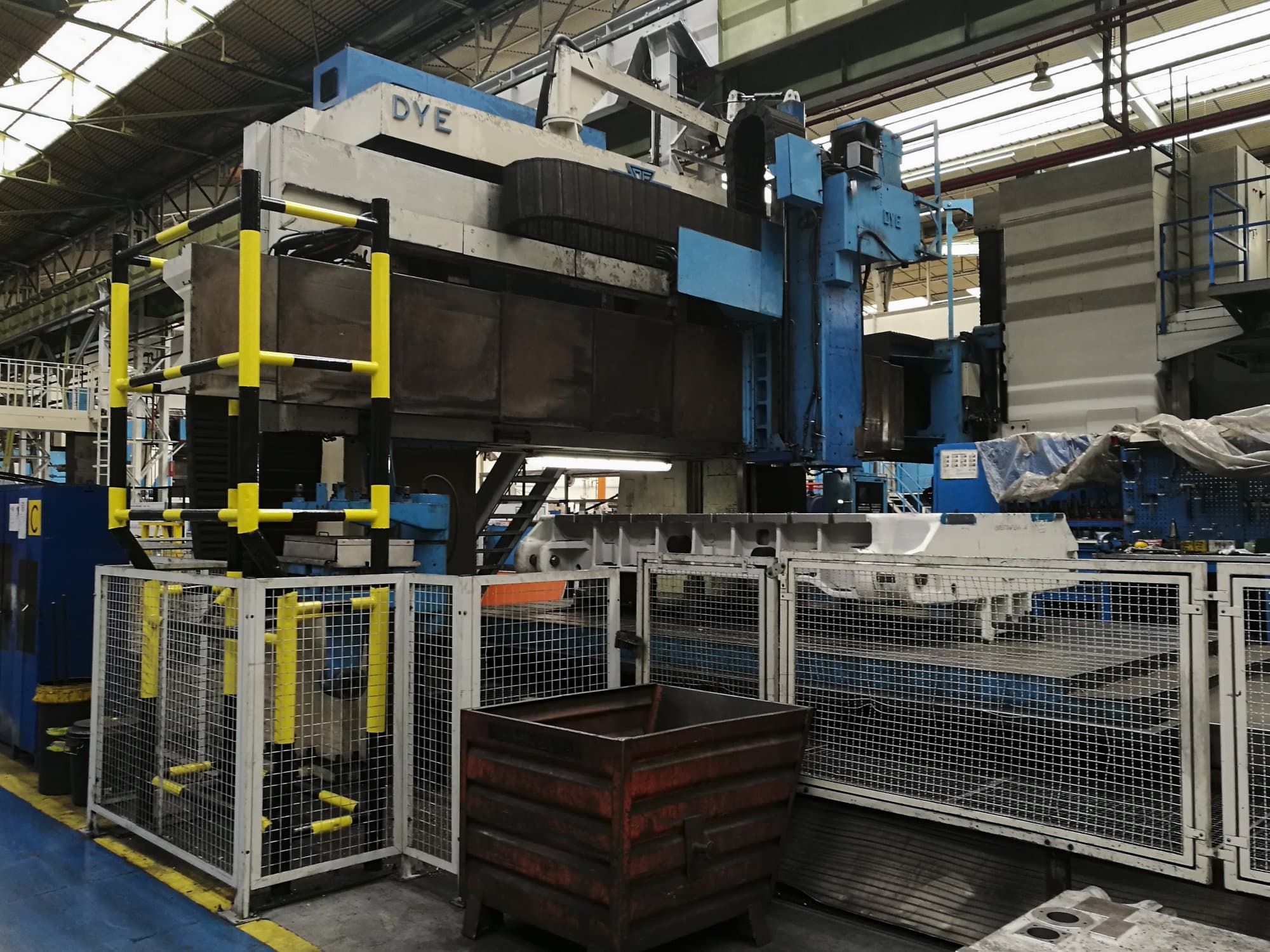 Widok z lewej maszyny DYE FPF-4-N/C