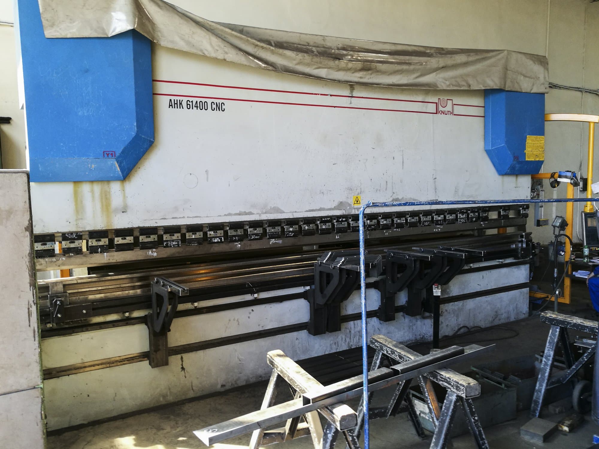 Widok z lewej maszyny KNUTH AHK 61400 CNC