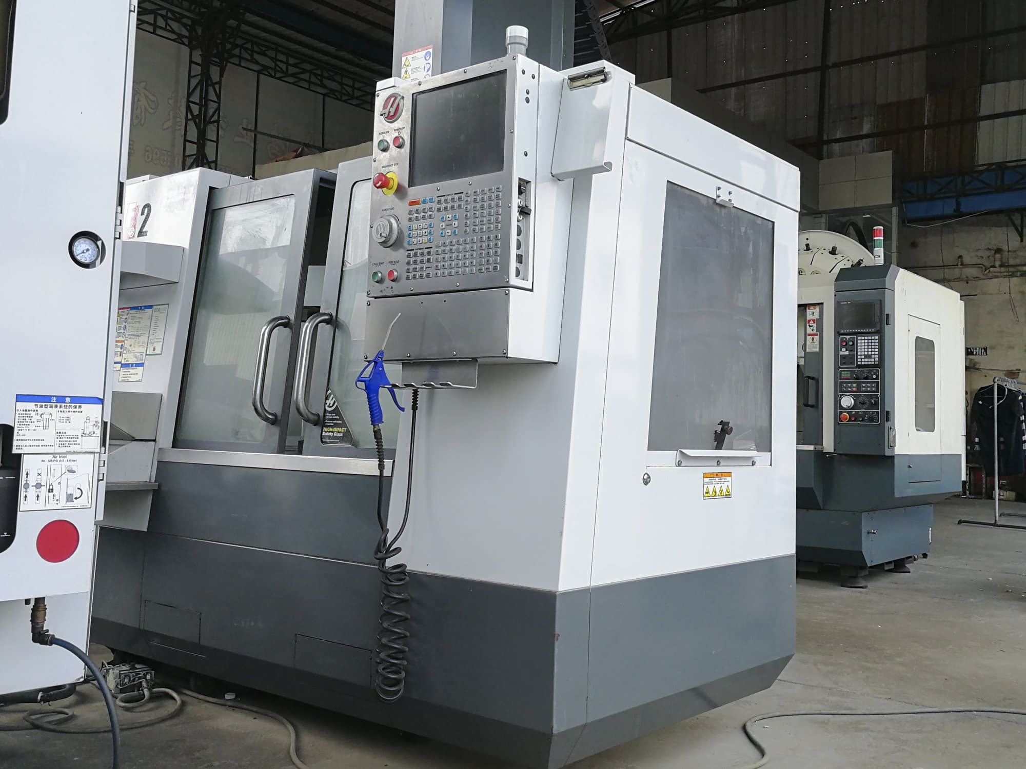 Widok z prawej maszyny HAAS VF-2