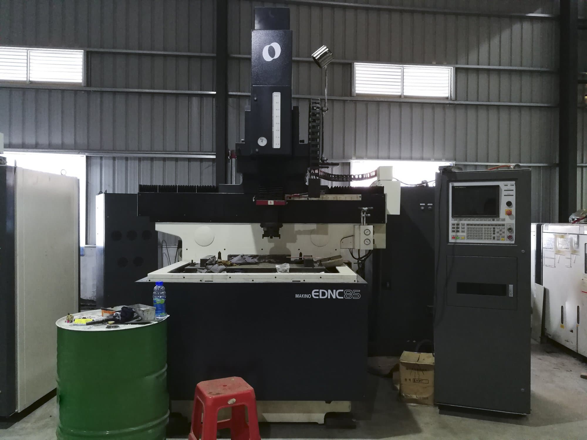 Widok z przodu maszyny Makino EDNC85