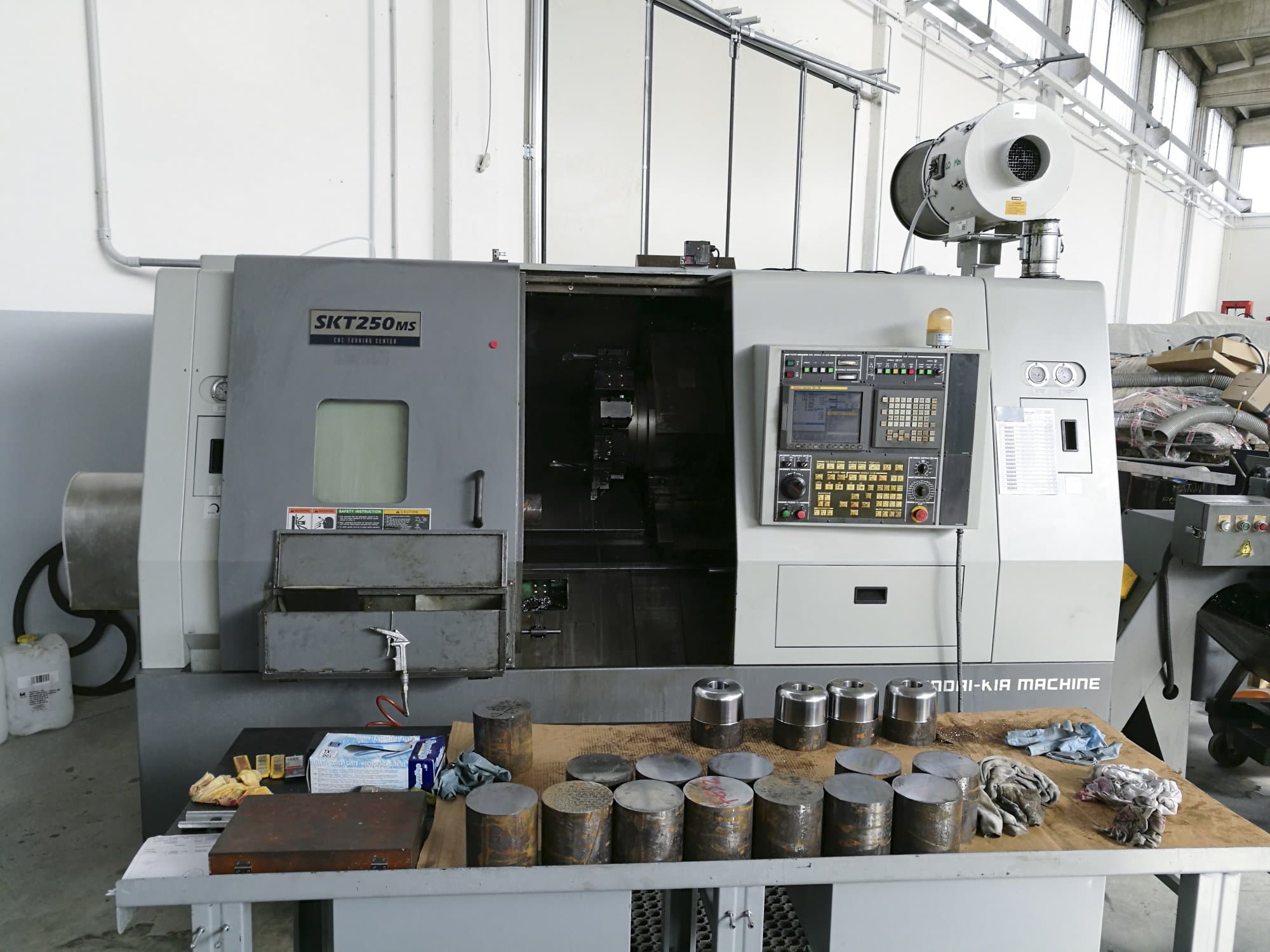 Widok z przodu maszyny Hyundai Kia SKT 250 MS