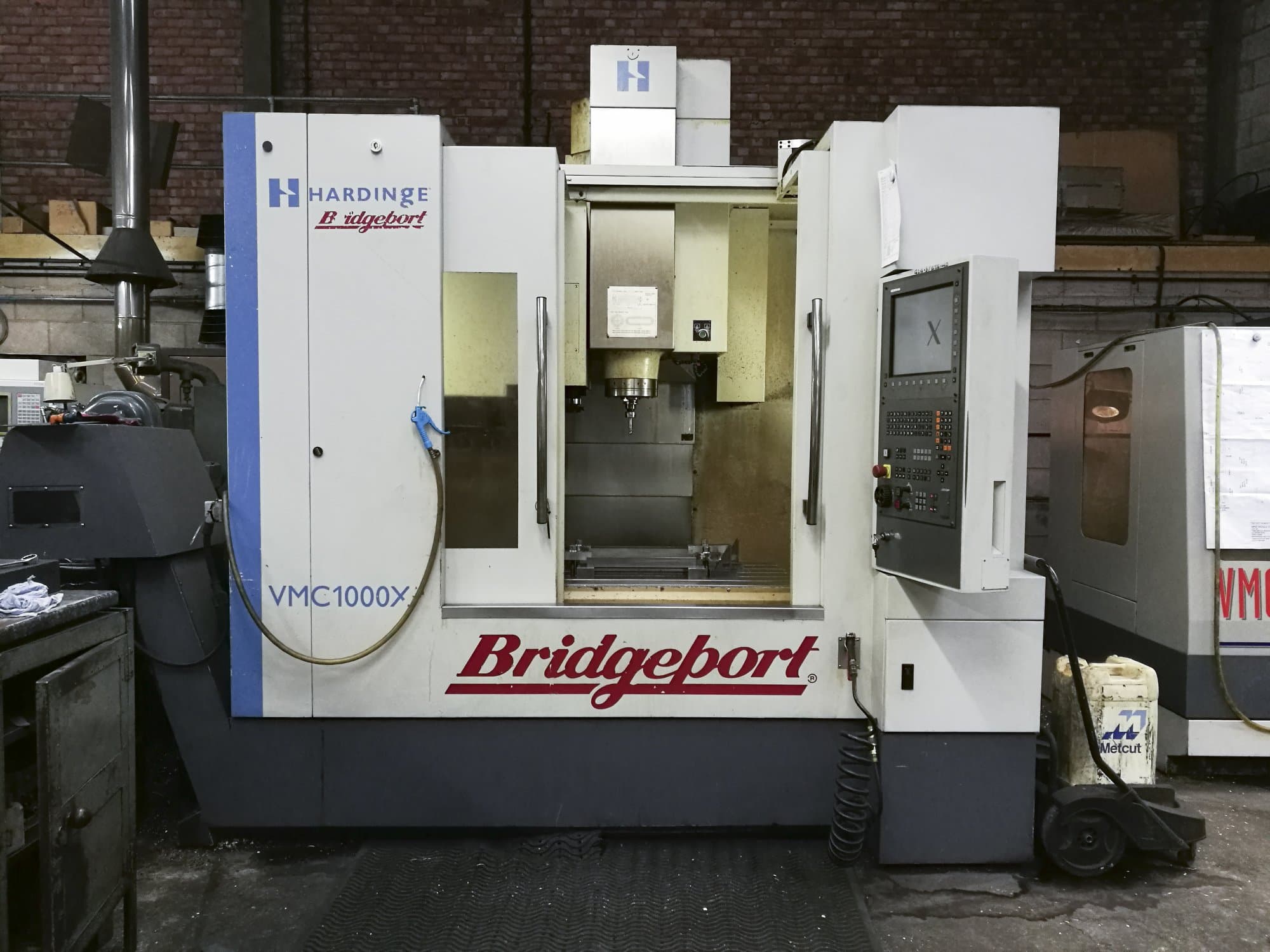 Widok z przodu maszyny Bridgeport VMC XP3-1000