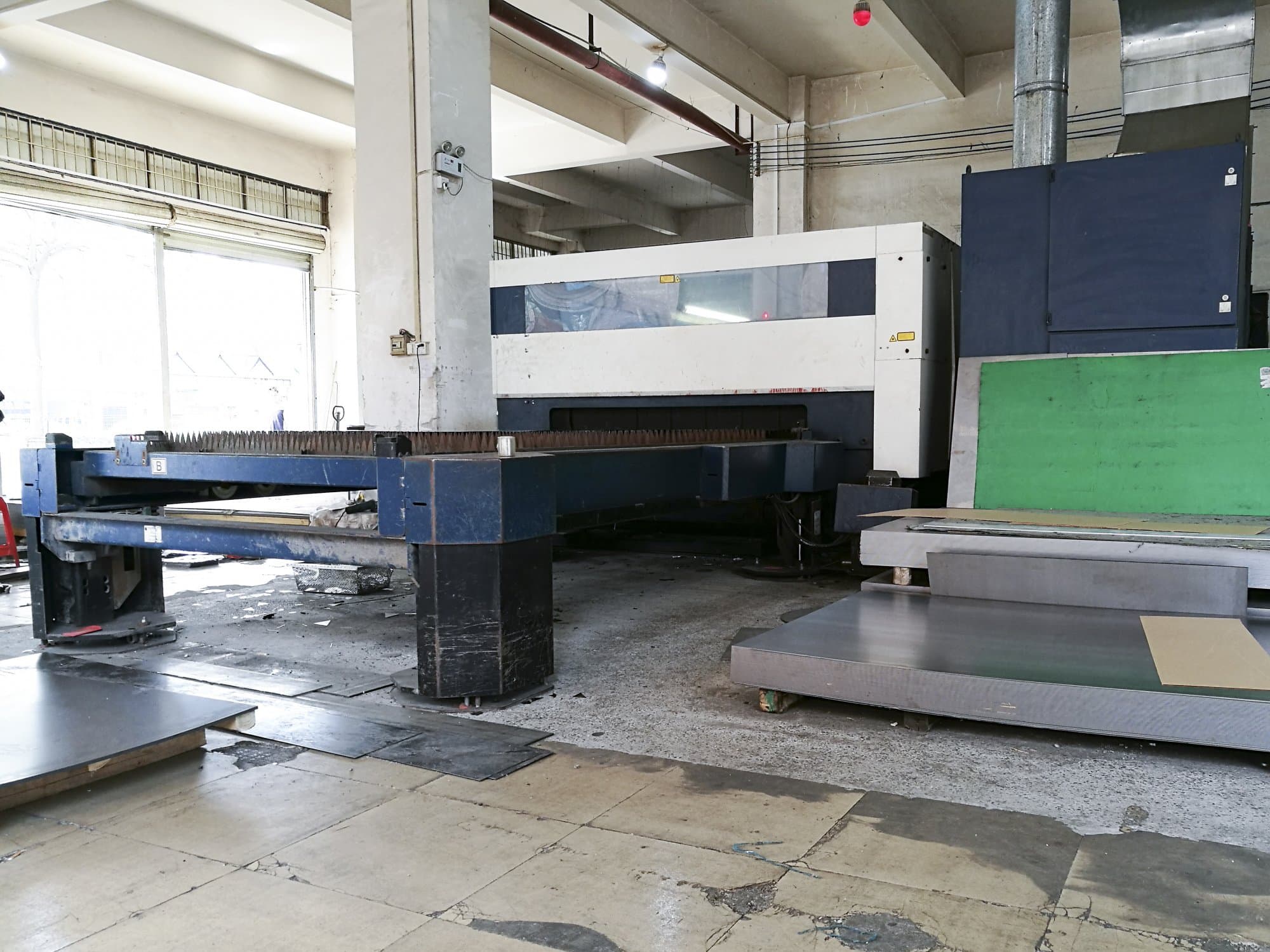 Widok z prawej 1 maszyny Trumpf TruLaser 5030