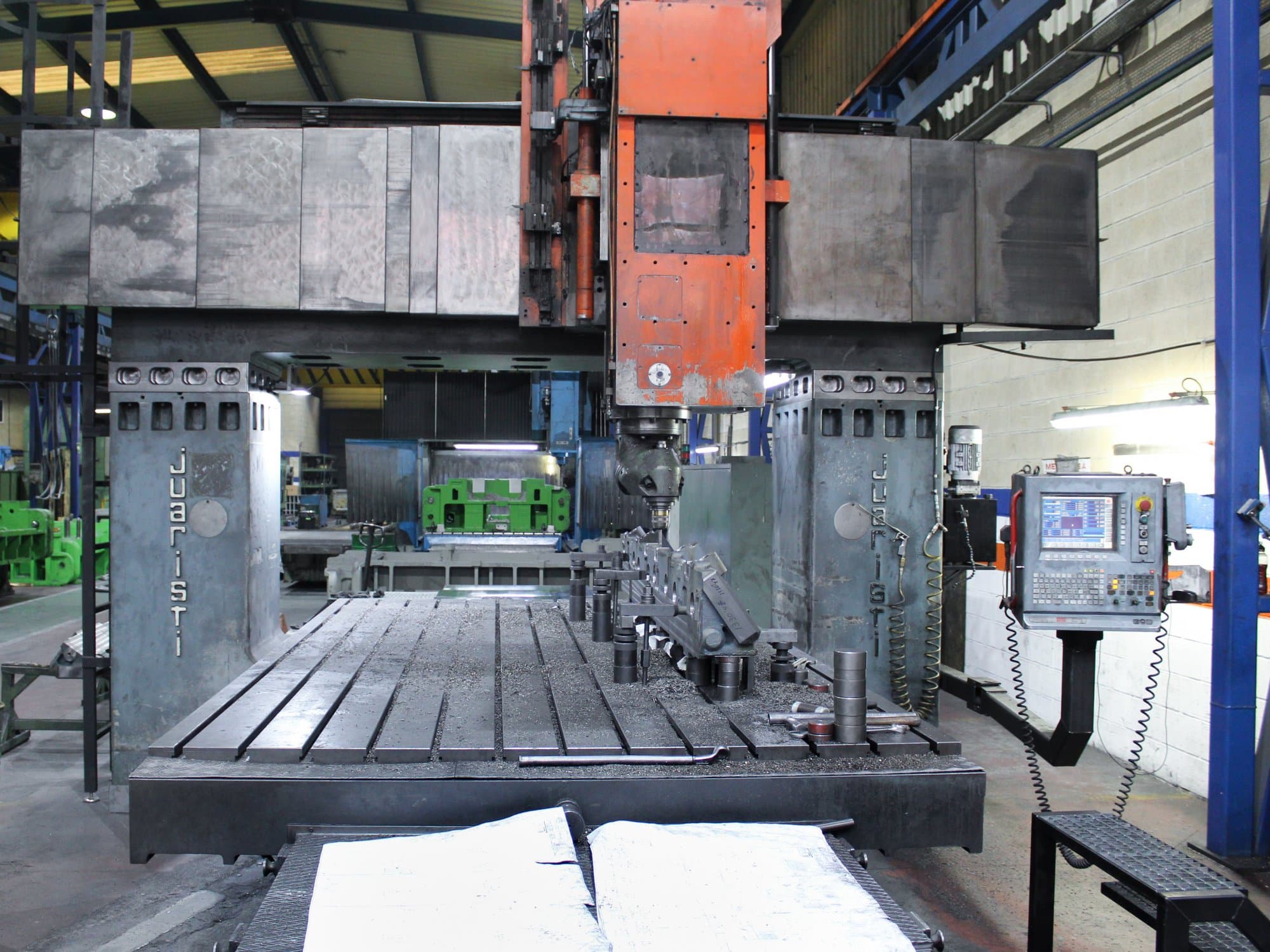 Widok z przodu maszyny JUARISTI FTF-1-CNC-COP