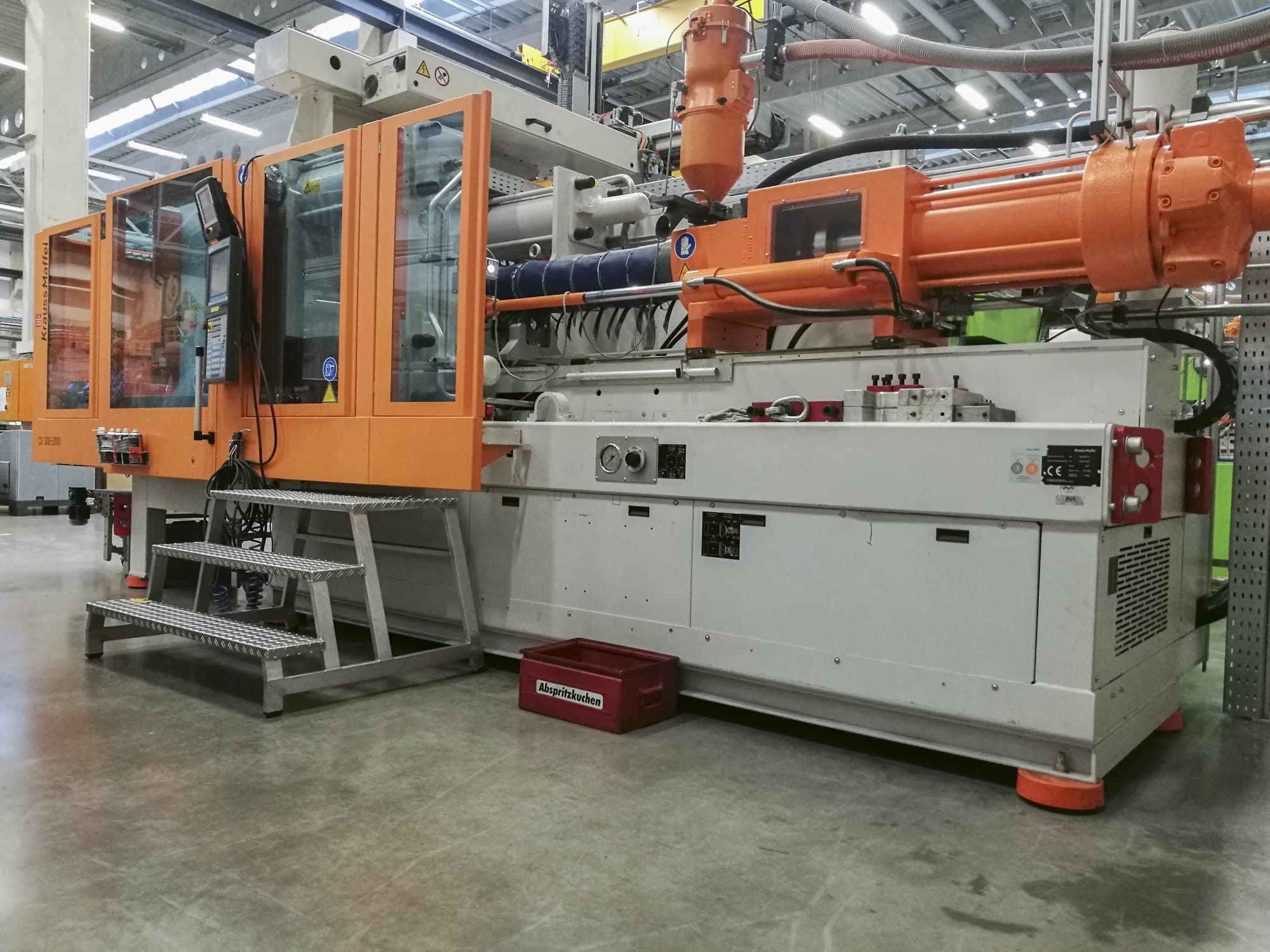 Widok z prawej 1 maszyny Krauss Maffei 300-2000 CX