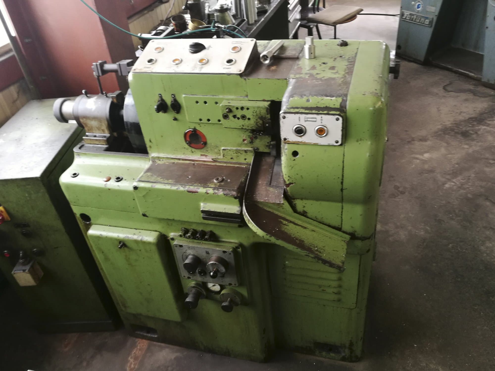 Widok z przodu maszyny Hahn+Kolb Tornomat 2-672