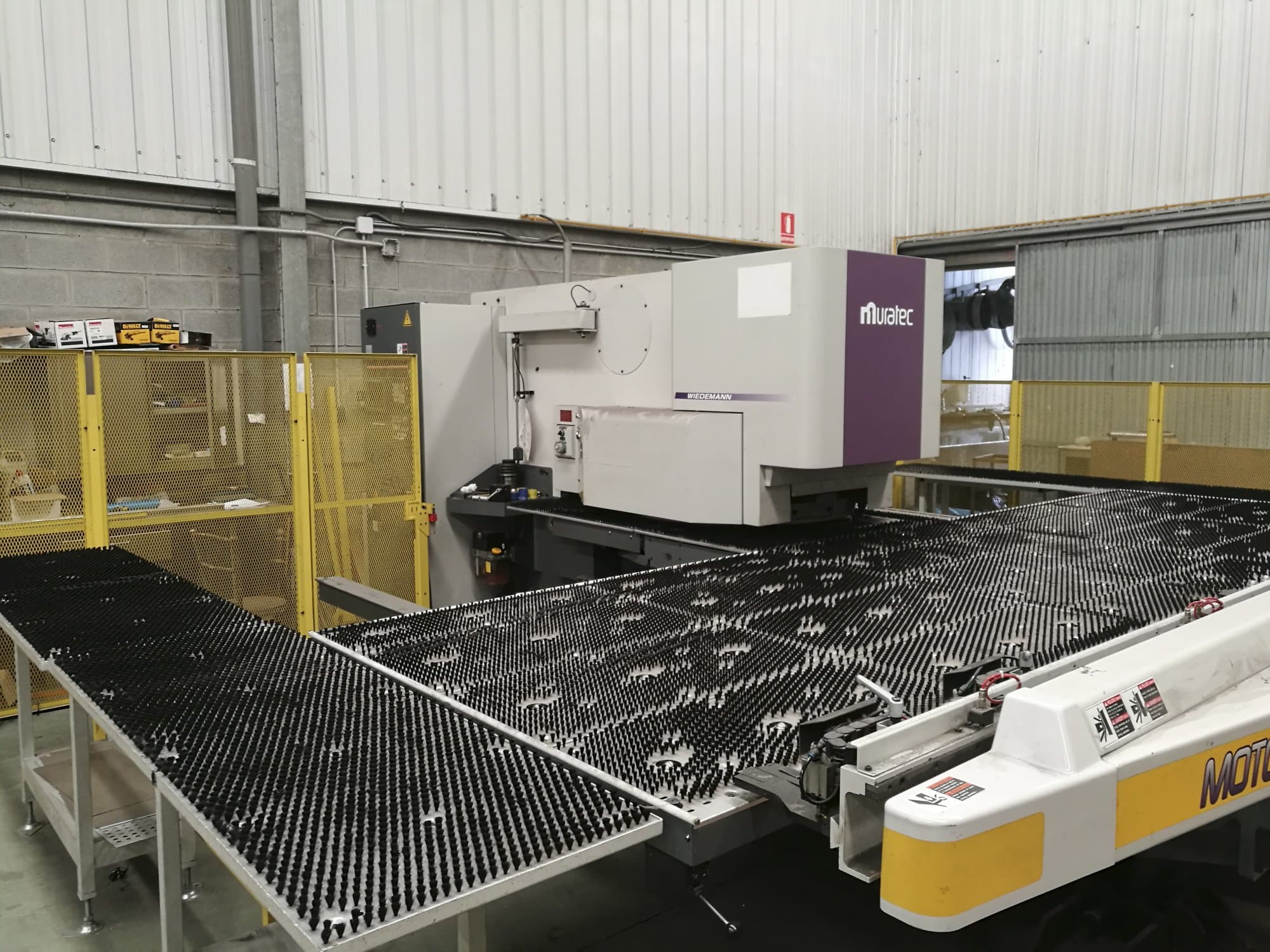 Widok z lewej maszyny Murata Wiedemann M-2558-T
