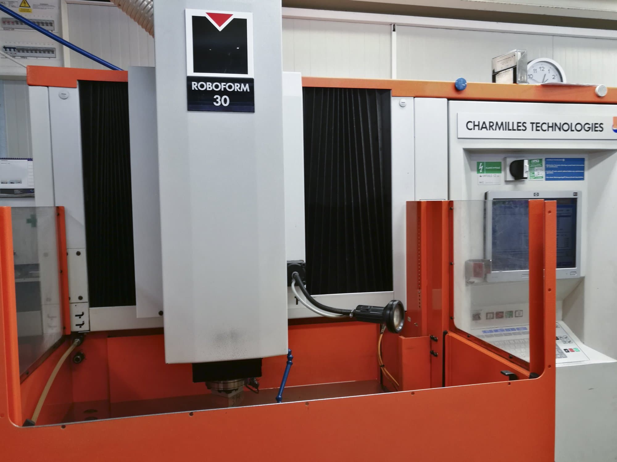 Widok z przodu maszyny CHARMILLES ROBOFORM 30