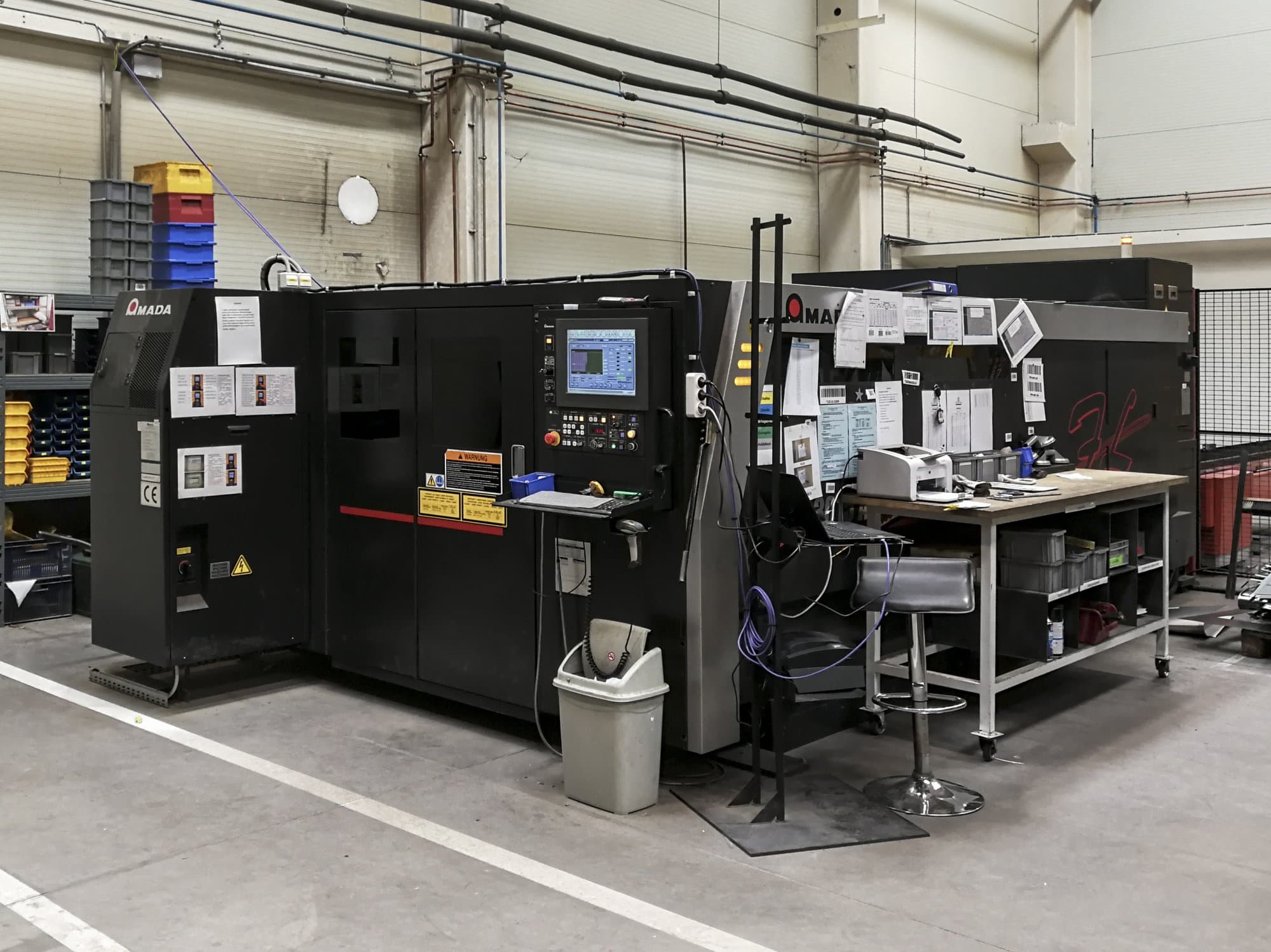 Widok z prawej maszyny AMADA LCG-3015 AJ