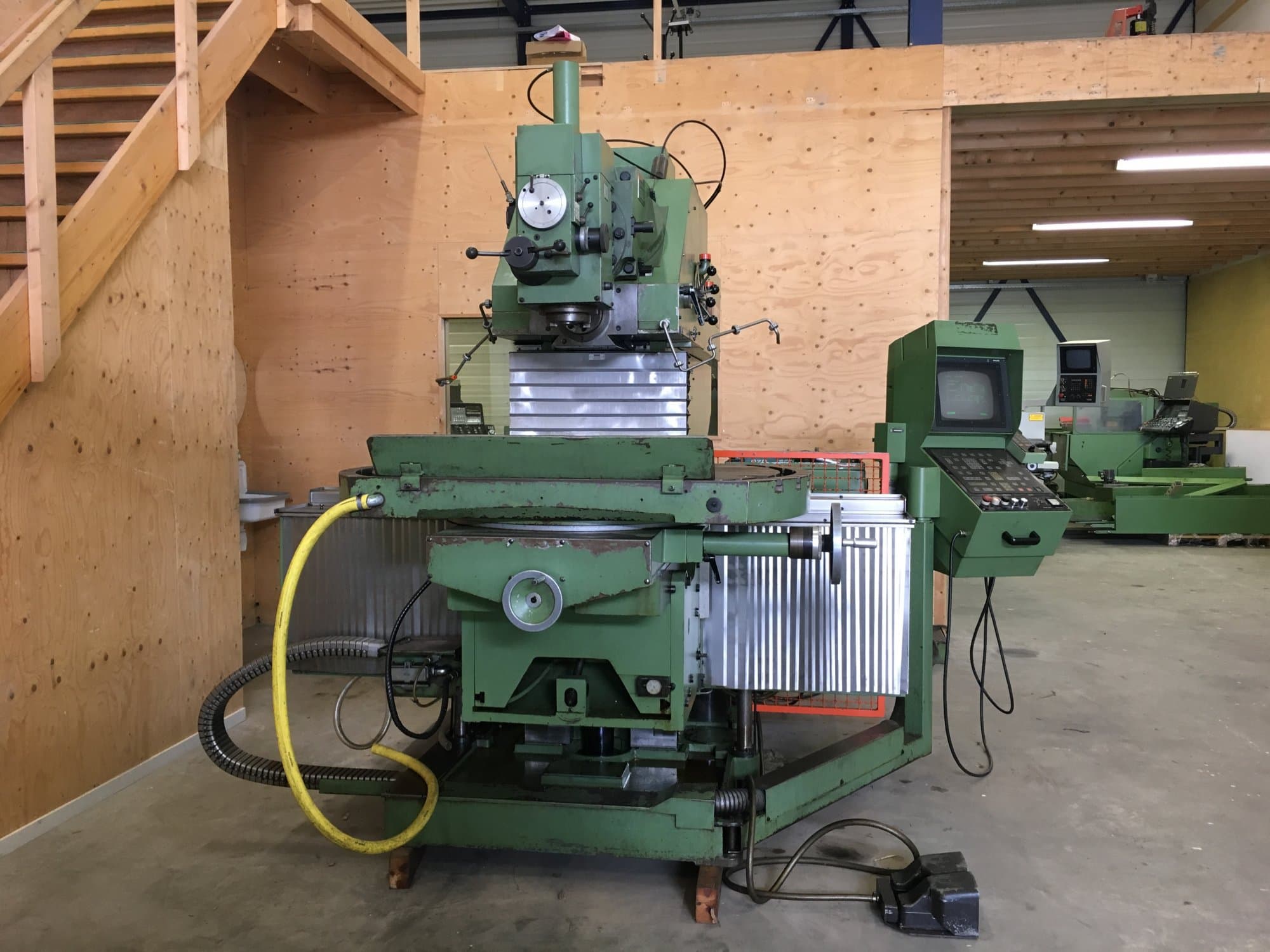 Widok z przodu maszyny Maho MH 1000 C