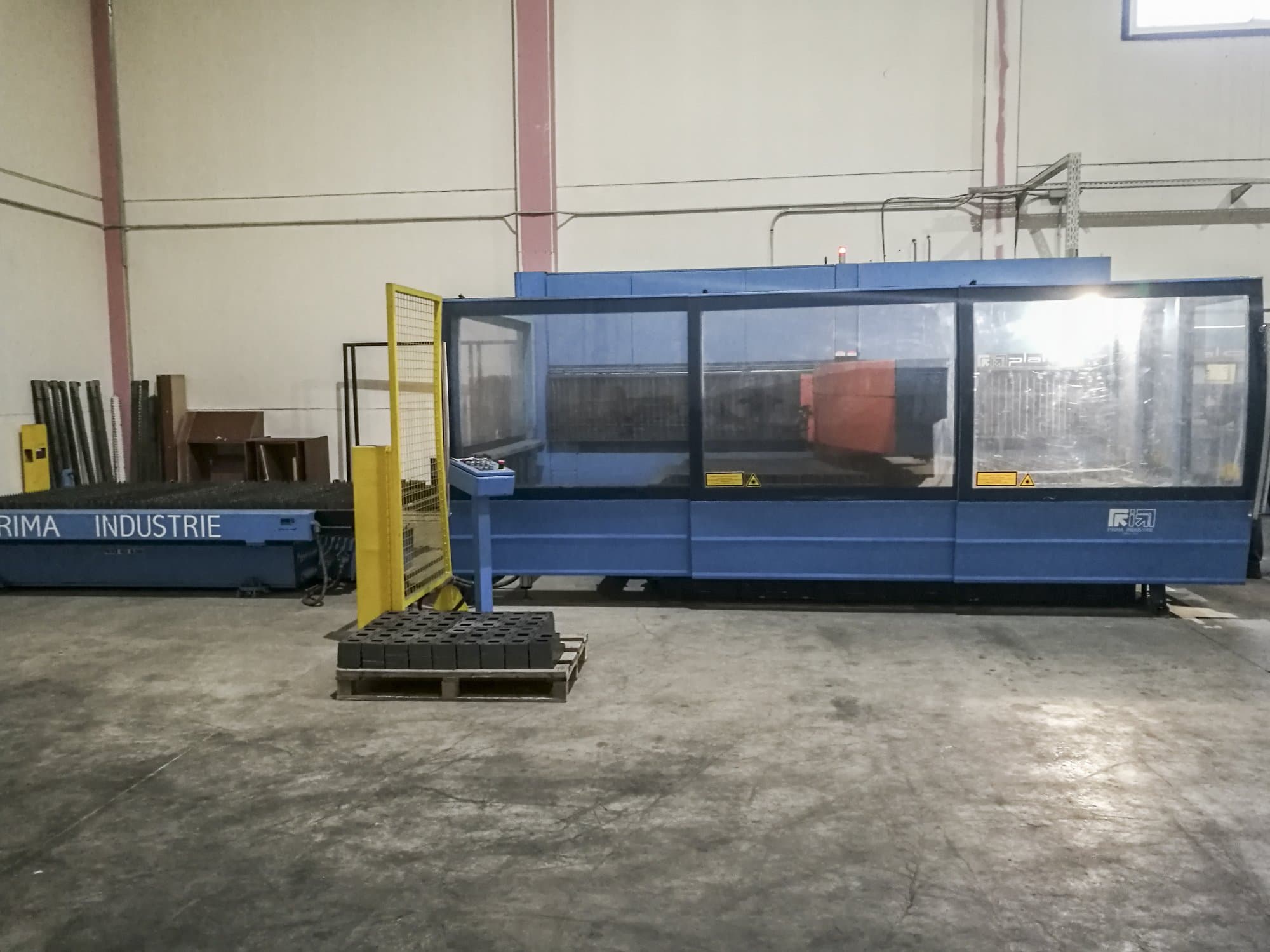 Widok prawej strony maszyny Prima Power Platino 1530