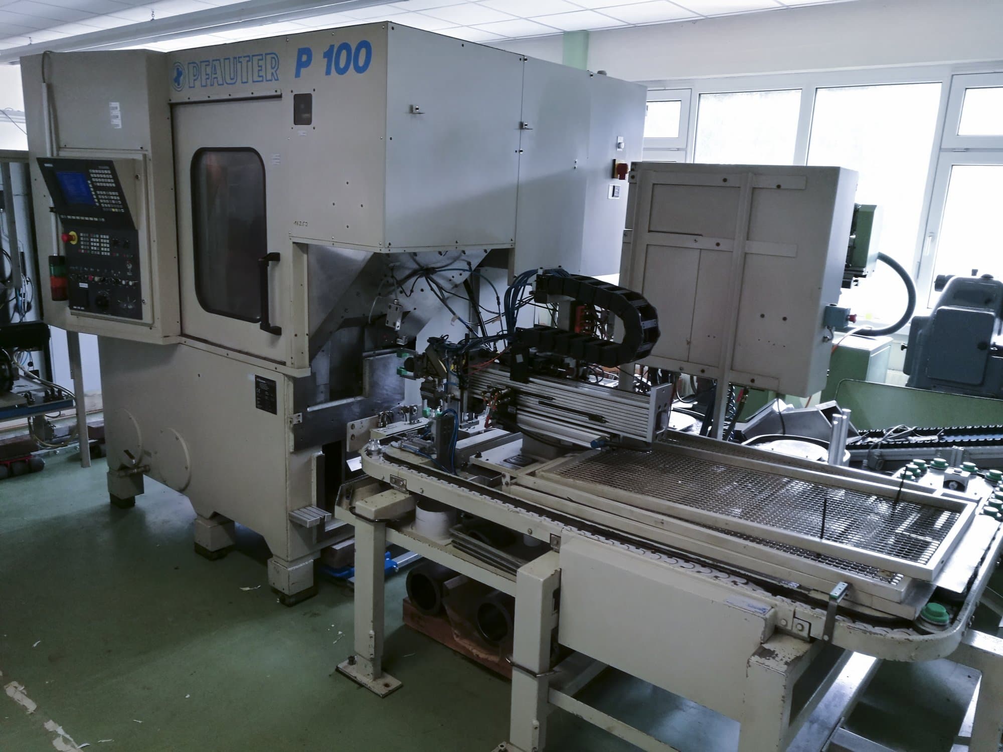 Widok z przodu maszyny GLEASON-PFAUTER P100