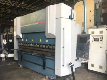 Widok z prawej maszyny Durma AD-S 30100