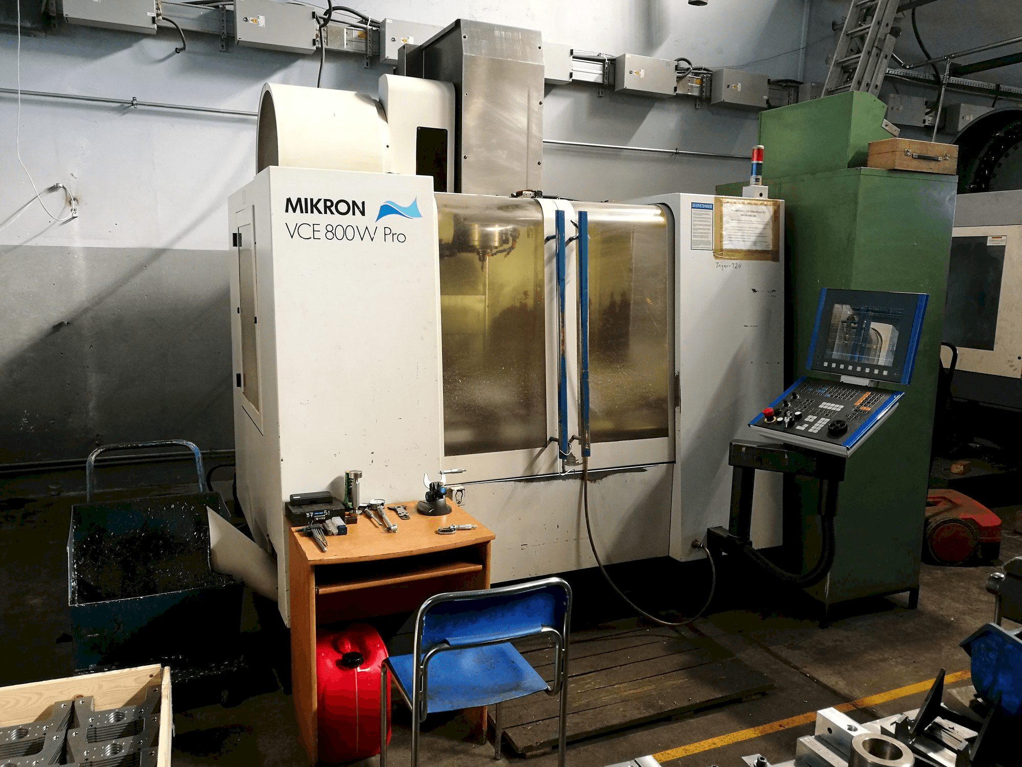 Widok z przodu maszyny MIKRON VCE 800W Pro