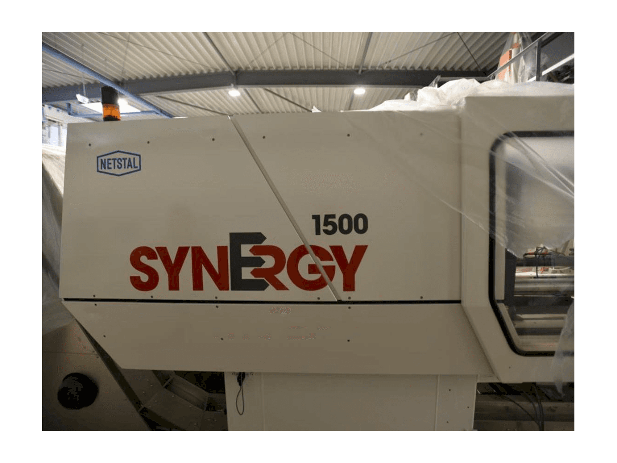 Widok z przodu maszyny Netstal SynErgy 1500-460