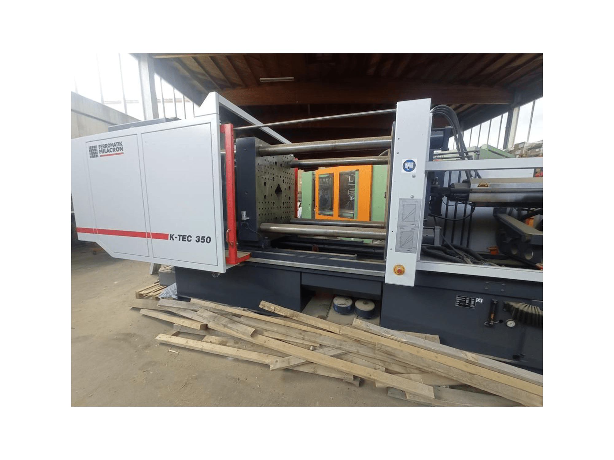 K-TEC 350 firmy Ferromatik Milacron, widziany z boku, prezentujący złożoną maszynerię i sterowanie operacyjne.