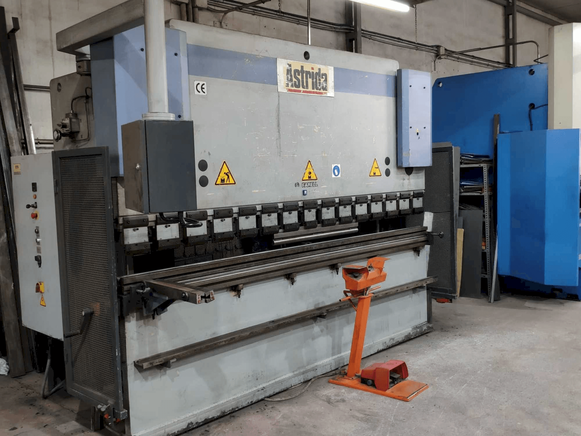 Widok z przodu maszyny Astrida APH 3106-120