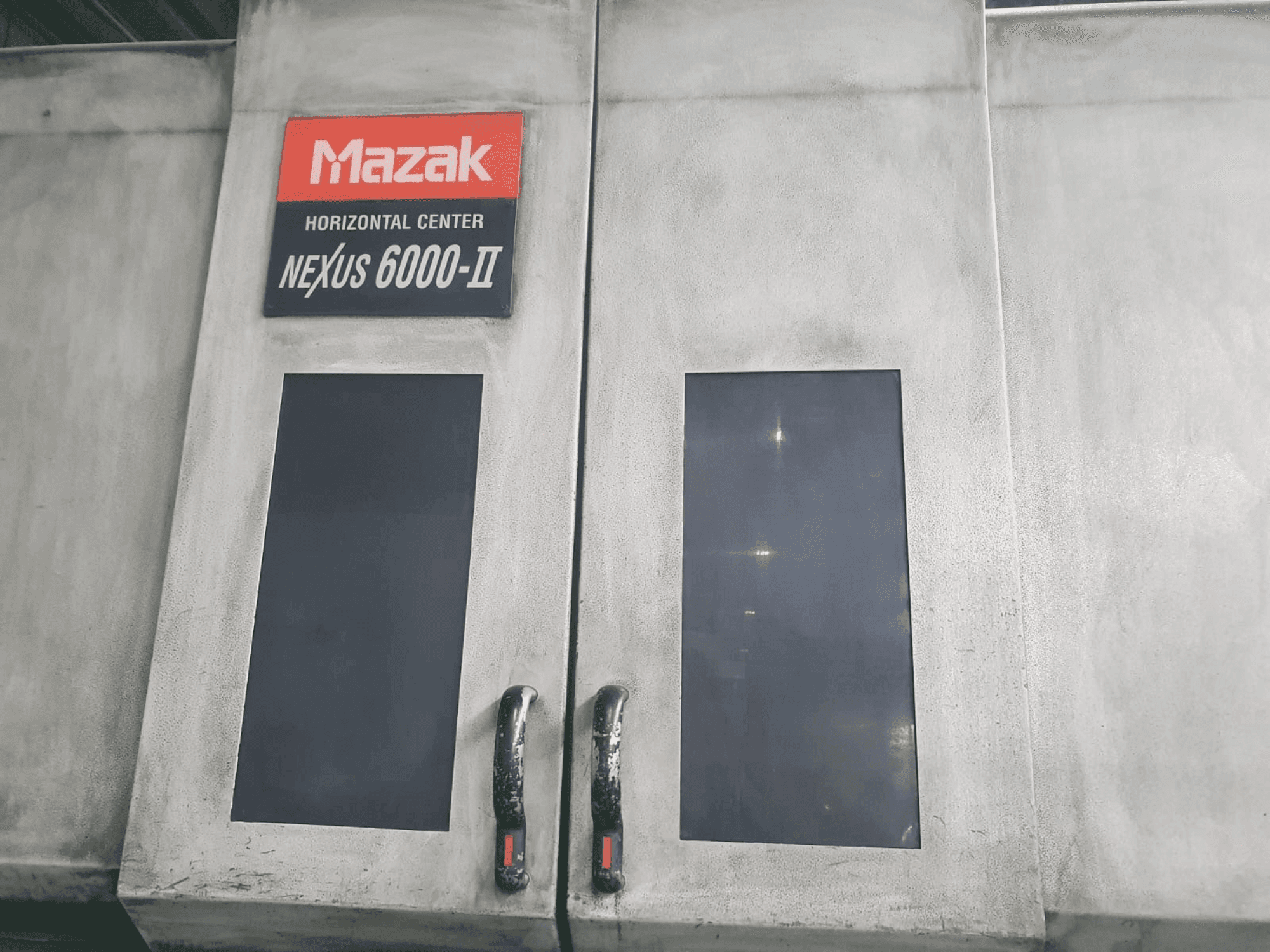 Widok z przodu maszyny Mazak HI Nexus 6000 II