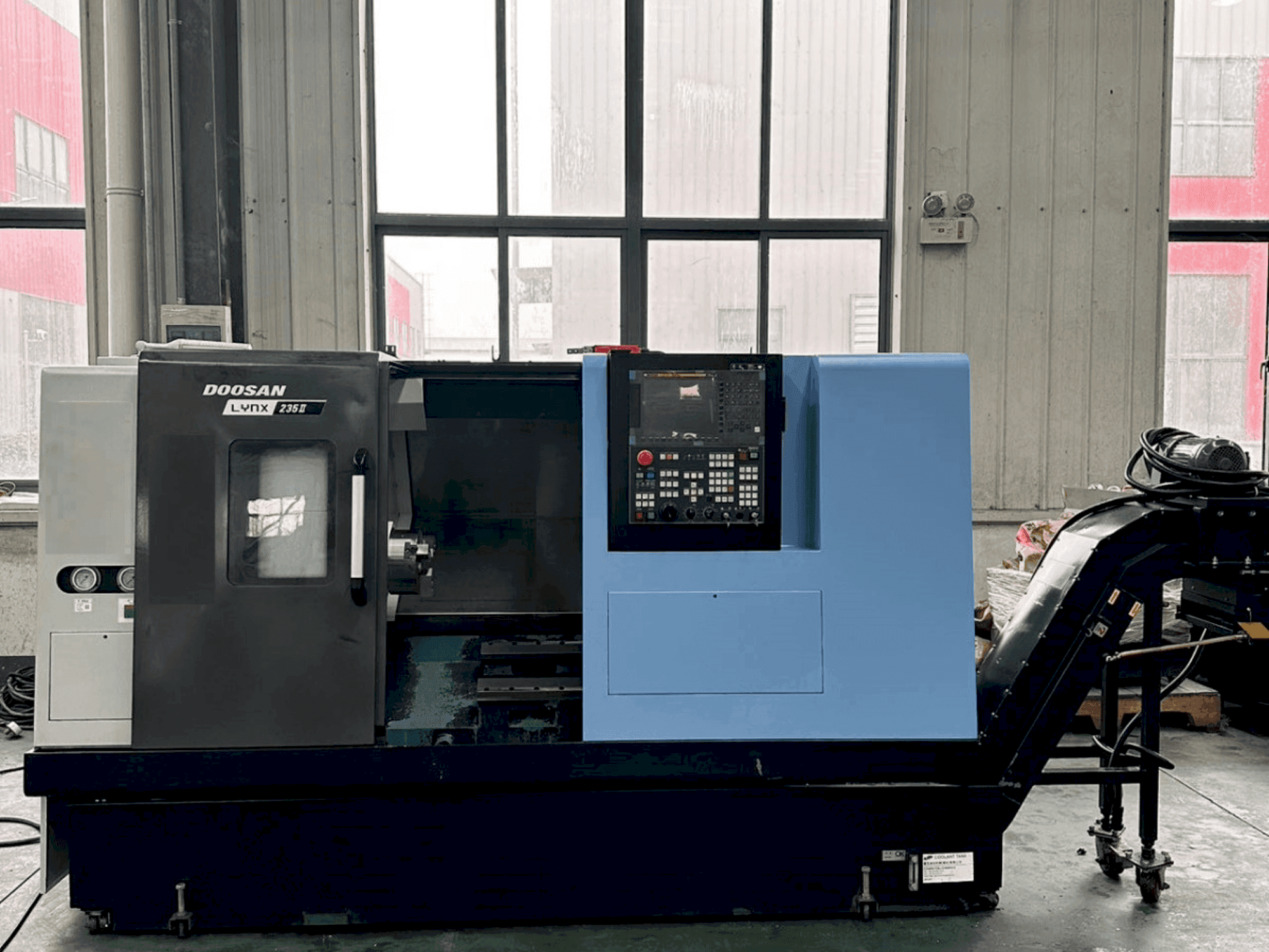 Widok z przodu maszyny DOOSAN Lynx 235II