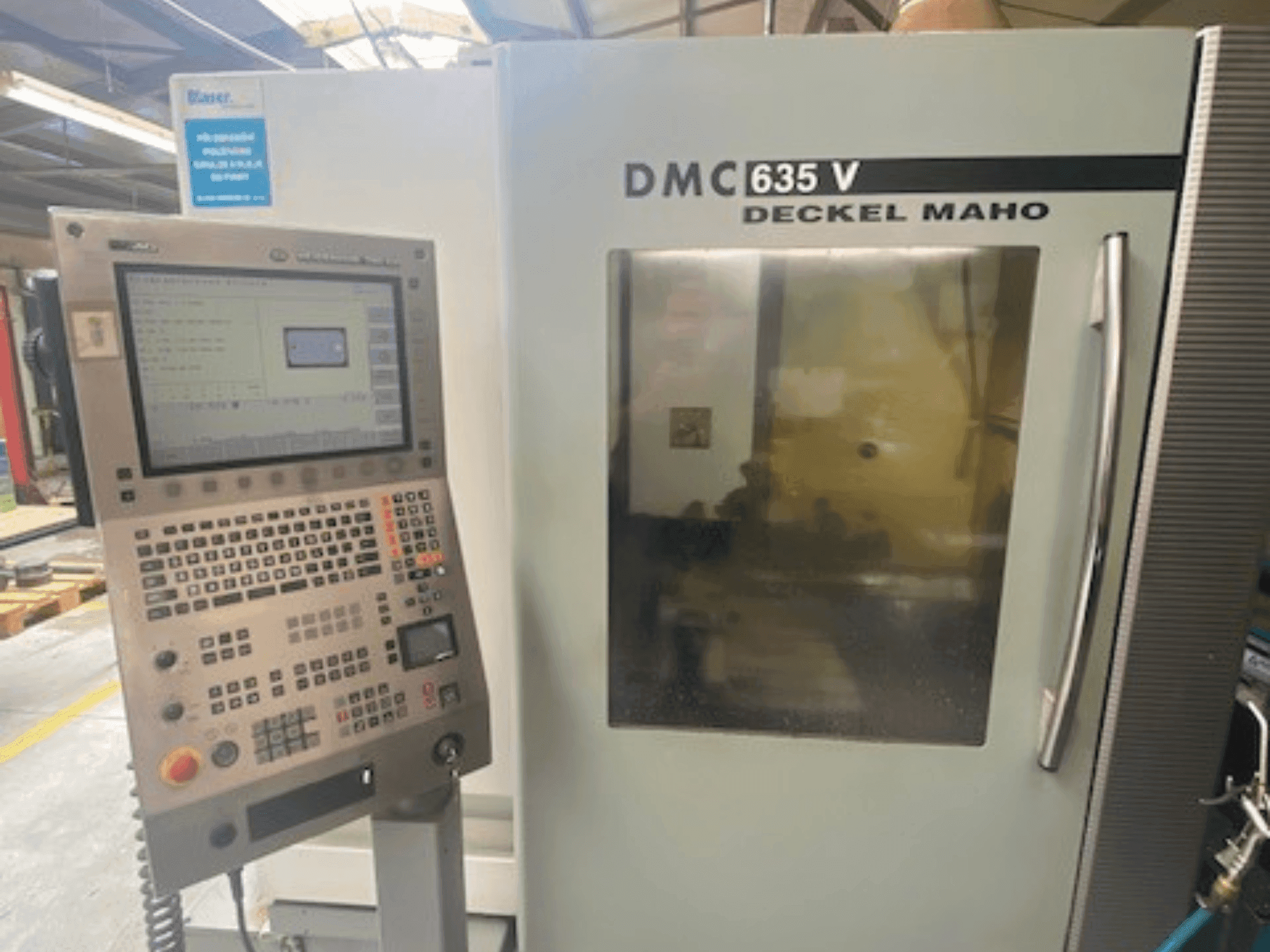 Widok z przodu maszyny DMG DECKEL MAHO DMC 635V