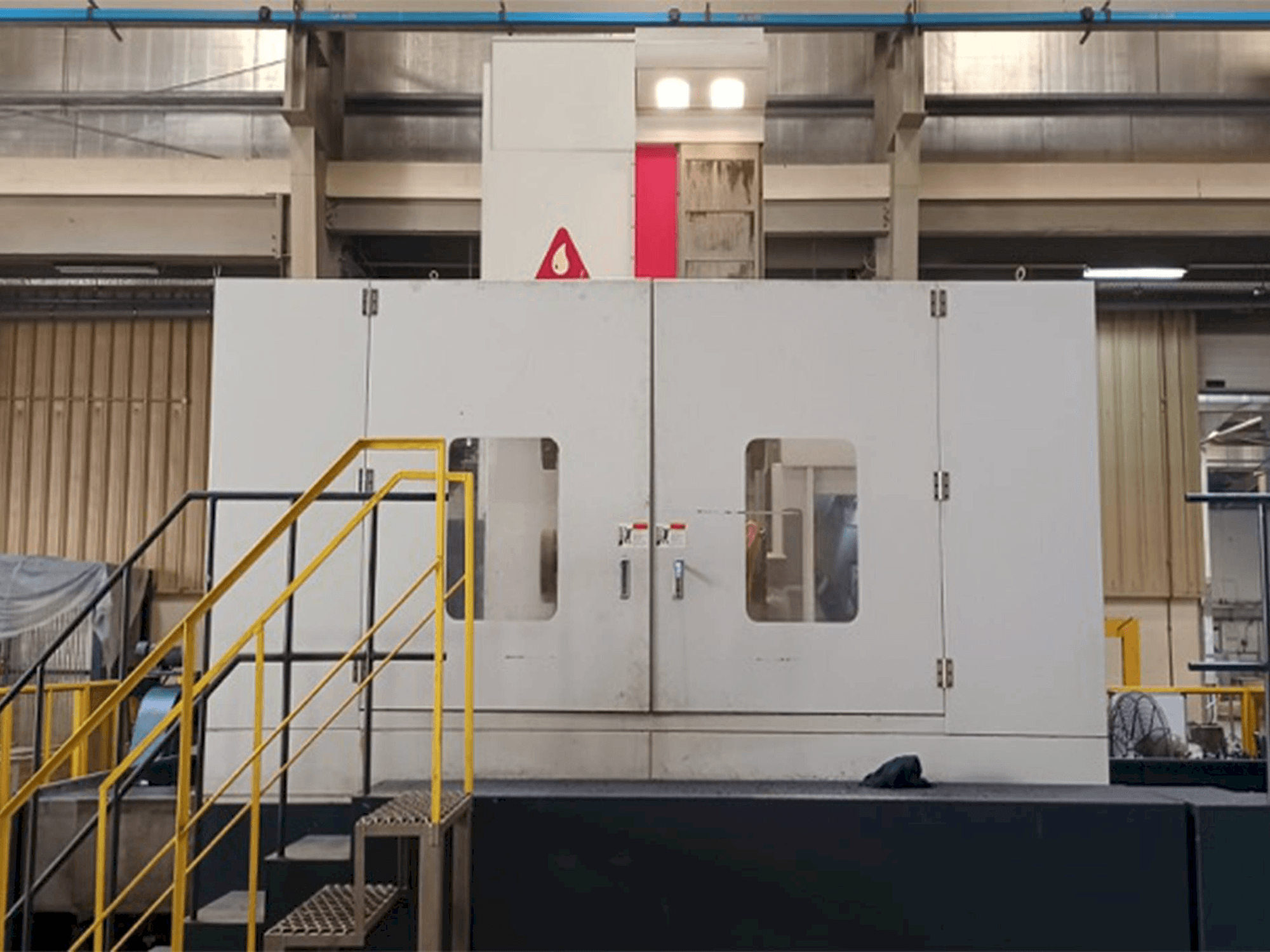 Widok z przodu maszyny YOU JI HBM130/3022