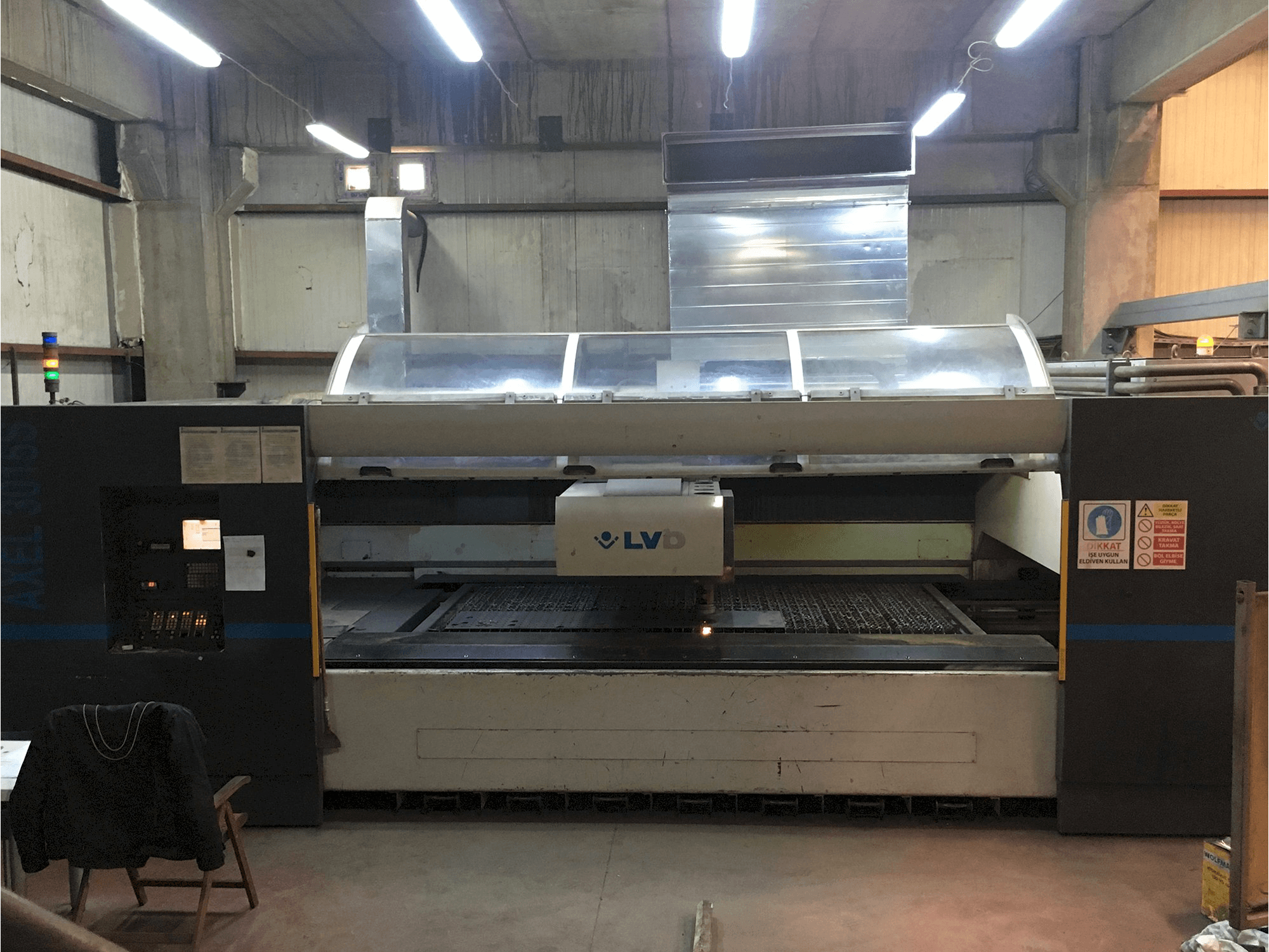 Widok z przodu maszyny LVD AXEL 3015 S