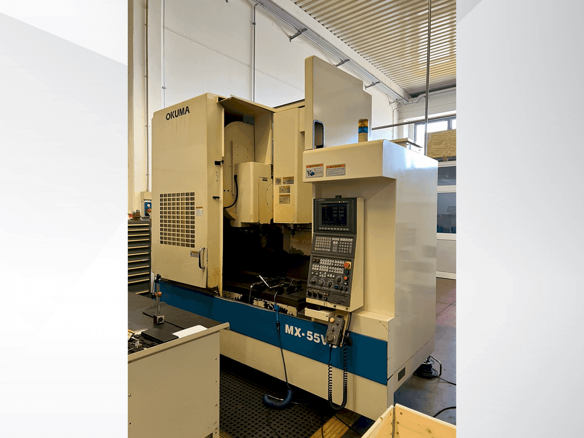 Widok z przodu maszyny Okuma MX-55VB