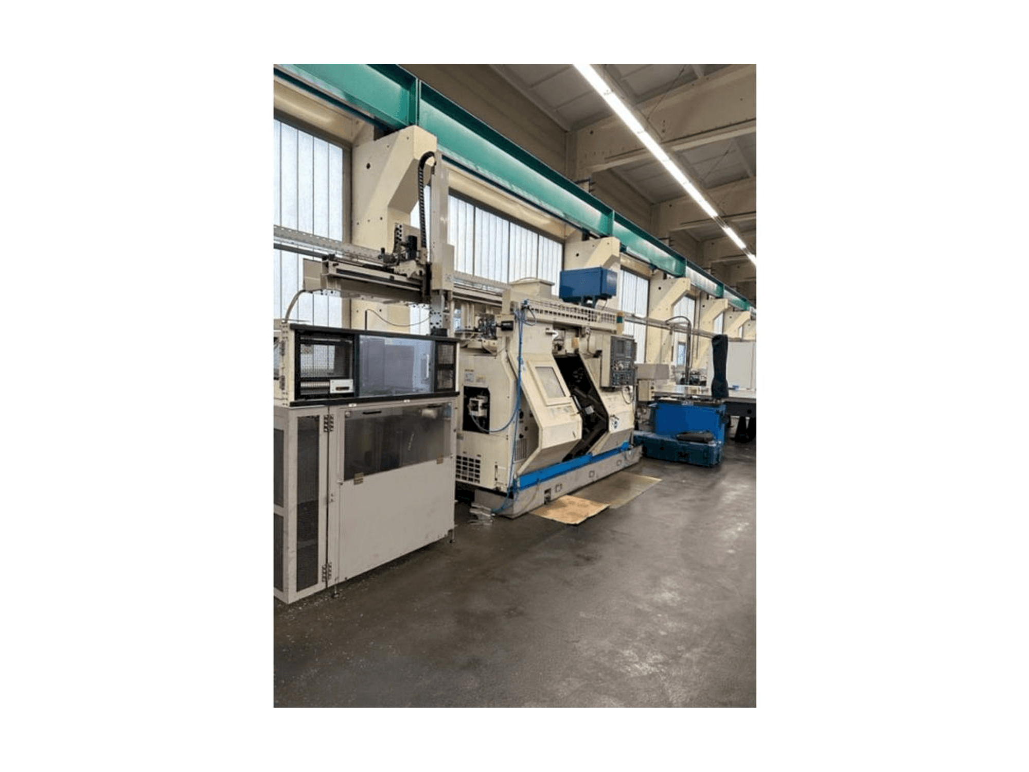 Widok z przodu maszyny Okuma LT10